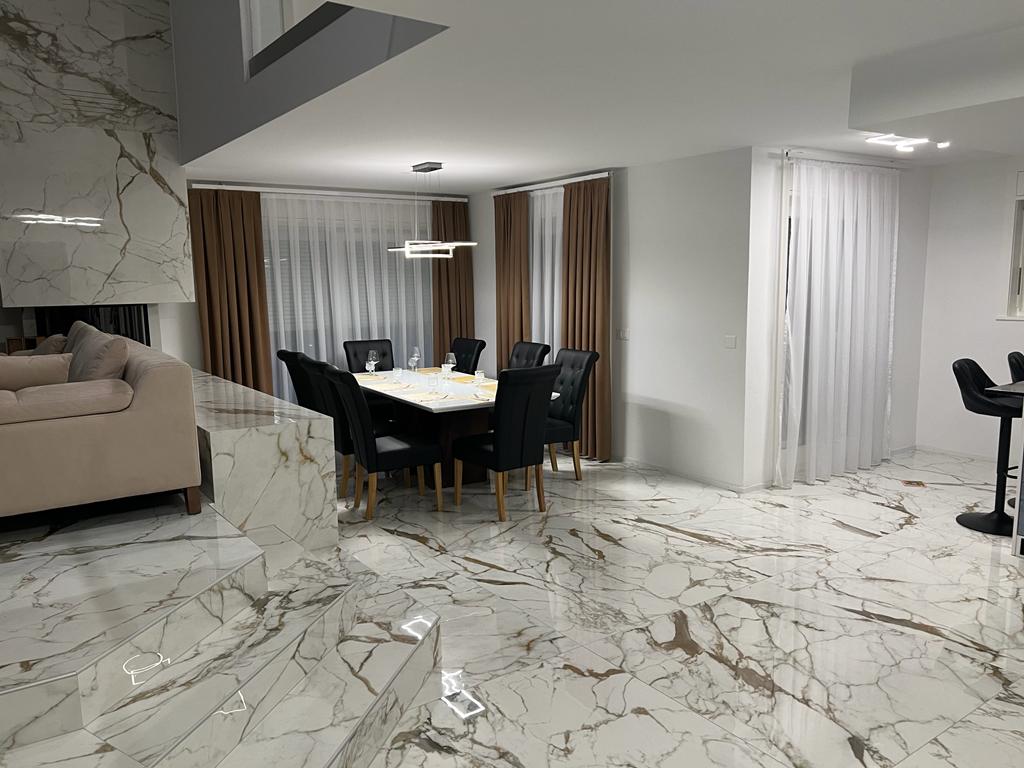 Pose de carrelage au marbre blanc Pose de carrelage au sol dans la cuisine